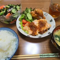 鳥むね肉に玉ねぎソース・手羽元の甘煮・生野菜・ご飯・たまごスープ🌺|chiyukiさん