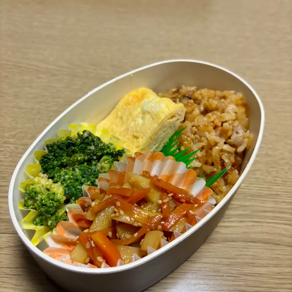 今日のお弁当　チキンパエリア、じゃがいもとにんじんのきんぴら、ブロッコリーの和物、卵焼き|藤沢豪さん