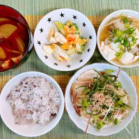 蒸し鶏の薬味のせ♡豆腐のきのこあんかけ♡ブロッコリーとゆで卵のサラダ♡お味噌汁♡|まゆかさん