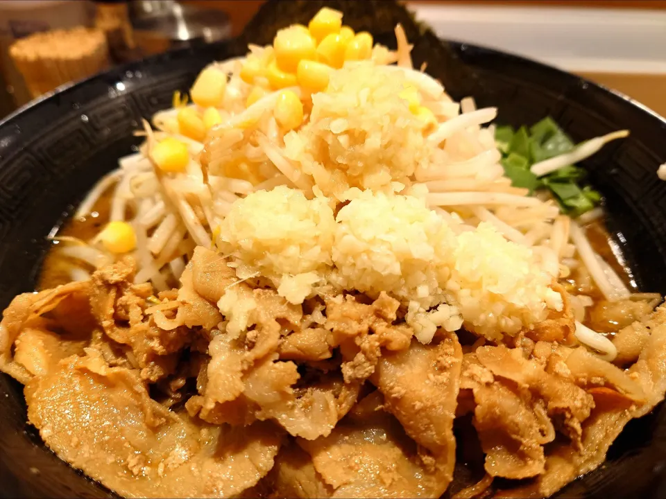 【2022年12月駒込から移転】 
肉盛りみそラーメン 侍倶楽部 
肉盛味噌らーめん (1,000円) 
＋ニンニクありあり(無料) 
＋しょうがありあり (無料)
＋もやし (80円)
＠JR赤羽駅南改札から30秒 
25072
〈醤39塩11噌󠄀9タ3昆4出3F3冷0〉|大脇さん