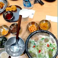 今日の昼ご飯は家内と娘と家族3人で、ウォンシャチキンプレミアム名古屋PARCO店で韓国料理をいただきました。ボクは参鶏湯をオーダーしました。|なびさん