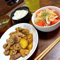 れんこんとさつまいもと鶏もも肉の甘辛炒め トマトとたまねぎのサラダ🥗🍅|まあくん🌈💙🧸さん