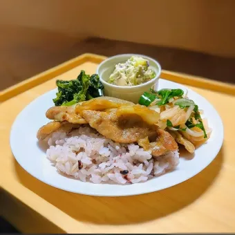 Snapdishの人気料理写真:しょうが焼き定食🐷