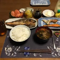 ご飯、真ほっけ焼き、銀鮭の塩焼き(甘口),銀鮭塩焼(かま,辛口)、トマト、沢庵、岩海苔、プロセスチーズ、鍋焼きうどん、烏龍茶、手作りアイスクリーム(夕飯)|enarinさん