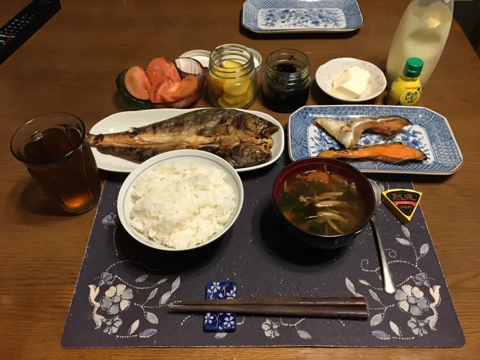 ご飯、真ほっけ焼き、銀鮭の塩焼き(甘口),銀鮭塩焼(かま,辛口)、トマト、沢庵、岩海苔、プロセスチーズ、鍋焼きうどん、烏龍茶、手作りアイスクリーム(夕飯)|enarinさん