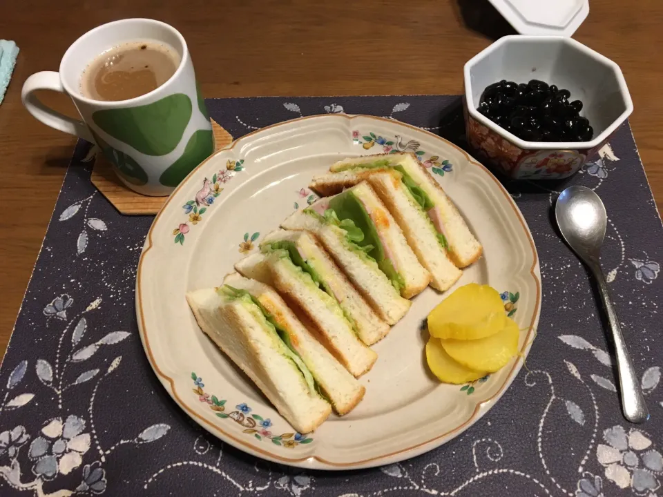 トーストサンドイッチ、沢庵、煮豆、ホットコーヒー(朝ご飯)|enarinさん
