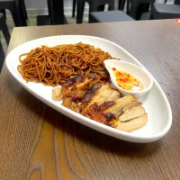 Fried noodles with Roasted chicken in black soy sauce|skyblueさん