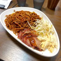 Fried noodles with chicken and barbecued pork in black soy sauce|skyblueさん