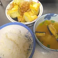 揚げ出し豆腐となすとねぎのお味噌汁😋🍴