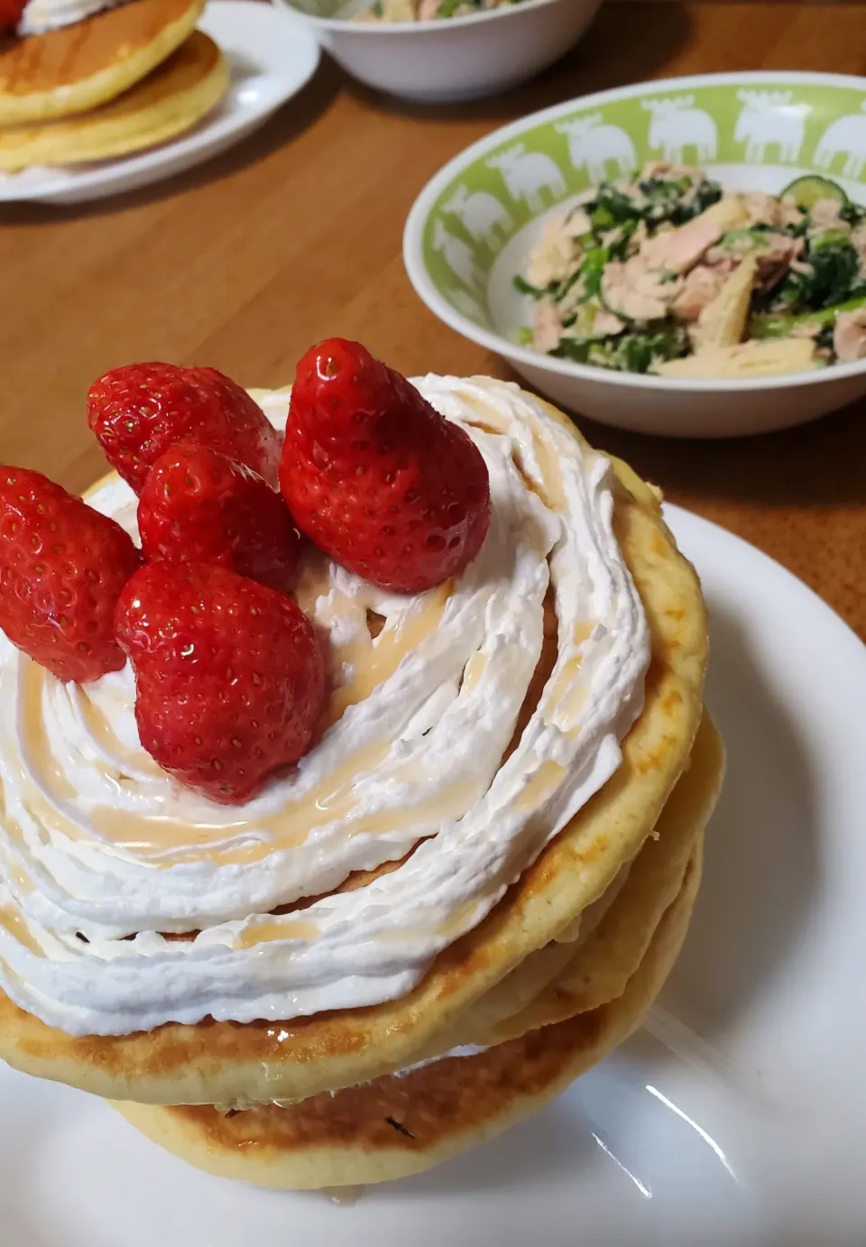 ホットケーキホイップクリームモリモリ苺トッピング|しんさん