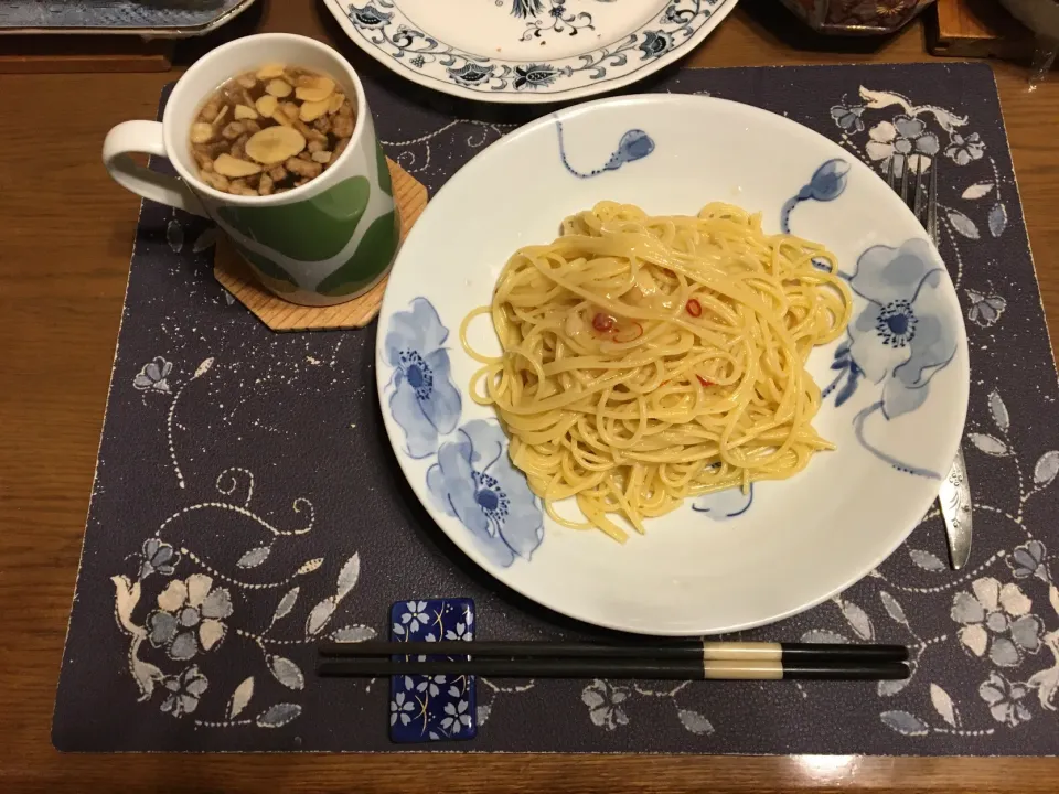 ペペロンチーノ、ガーリックピザトースト、焼き魚、沢庵、煮豆、具材入りタマネギスープ(昼飯)|enarinさん