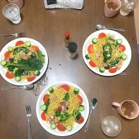 ベーコンとほうれん草入りイタリアン・トリコロールのアーリオ・オーリオ・ペペロンチーノ　娘のリクエストで作りました。これから娘は東京に帰ります。家内はあと1週間こっちにいます。昨年6月、名古屋に単身赴任するに際し、3人で食事をすることもあろうかと、椅子を3脚、食器を３セット買いましたが、マンションで3人一緒に食事するのは今日が初めてです。|なびさん
