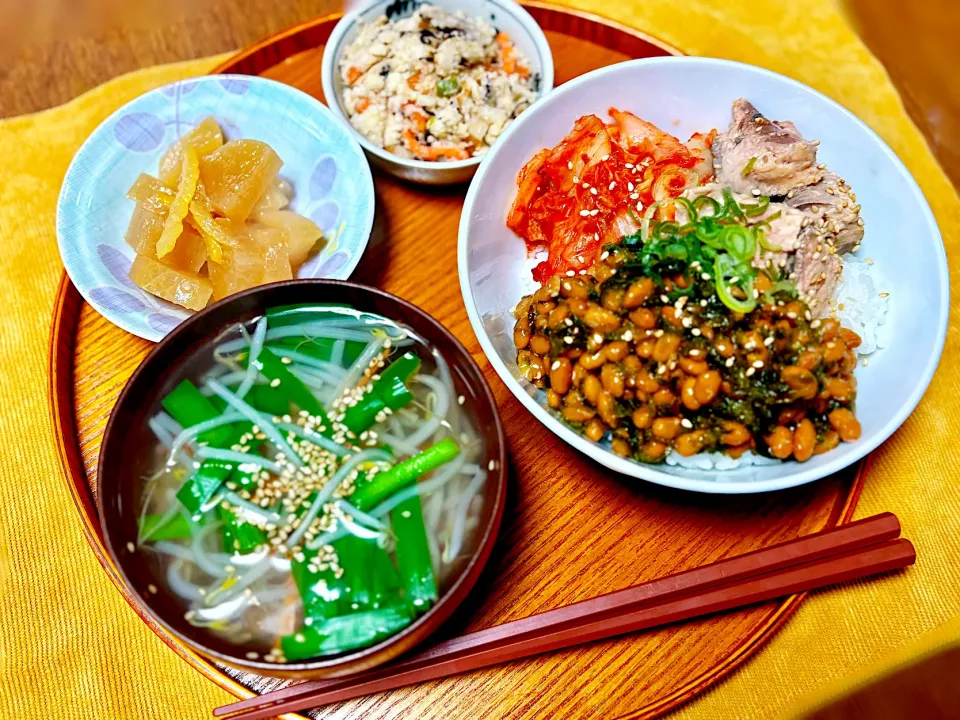 鯖の水煮缶キムチ海苔ダレ納豆丼|きいろさん