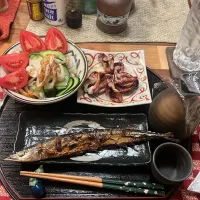 秋刀魚の塩焼き　イカゲソ焼き　ワカメとタマネギの酢の物|くろさん