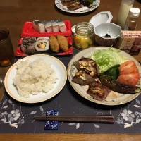 ご飯、ビーフステーキ2種、なす&ピーマンソテー、トマト、レタス、助六＋お赤飯、鯖の押し寿司(バッテラ)、沢庵、煮豆、烏龍茶、チーズ専門ブランド『ロルフ』のレアチーズケーキ・ストロベリー(夕飯)|enarinさん