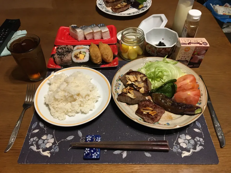 ご飯、ビーフステーキ2種、なす&ピーマンソテー、トマト、レタス、助六＋お赤飯、鯖の押し寿司(バッテラ)、沢庵、煮豆、烏龍茶、チーズ専門ブランド『ロルフ』のレアチーズケーキ・ストロベリー(夕飯)|enarinさん