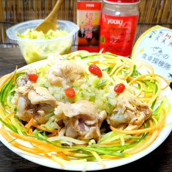 Snapdishの人気料理写真:🌏『世界の食卓探検隊』🇨🇳中国料理
【姜葱蒸鸡】(生姜と葱の蒸し鶏)