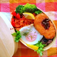 今日のわっぱご飯

クリームコロッケ弁当
　バラ肉のケチャップ炒め
　クリームコロッケ
　目玉焼き

美味しくできました✨|ふかふかごはんさん