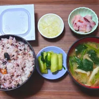 今日の朝ごはん（十六穀ごはんにいかこうじ漬、納豆、ほうれん草とぶなしめじのみそ汁、やわらか菜漬）|Mars＠釜飯作り研究中さん