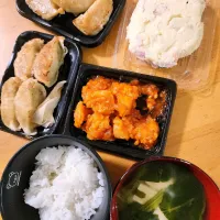 餃子、エビチリ、ポテトサラダ、ほうれん草と豆腐の味噌汁|さきさん