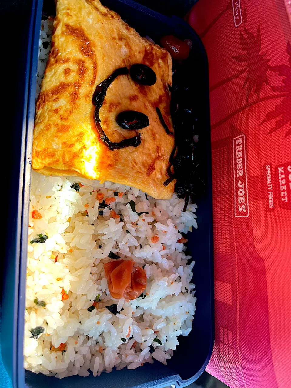 #昼飯　豆としそ昆布の天パー顔チーズオムレツと梅と黒豆3個茶豆3個乗せたらこワカメ混ぜご飯弁当|ms903さん