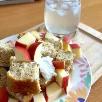 ひとりでおうちごはん                                            オーブントースターで焼いた　　　　　　　　紅茶のホットケーキ　　　　　　　　　　　　　　　りんごと生クリームを添えて🍎|mokoさん