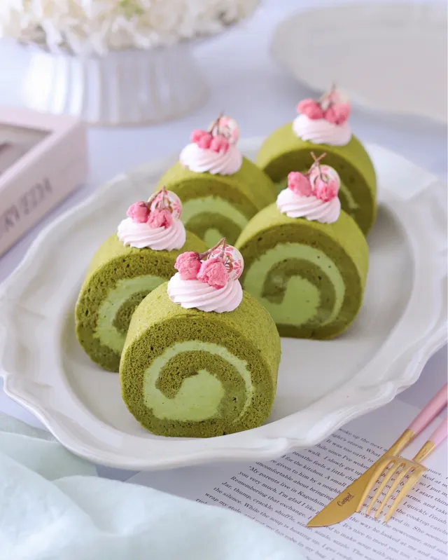 Snapdishの料理・レシピ写真:桜香る抹茶ロールケーキ🍃｜日本の春をまきまき♪桜ロールケーキ