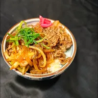 スイタヌードルぶっかけ牛丼| ひのけいた(鉄板グリルをかし、まぜそば)さん