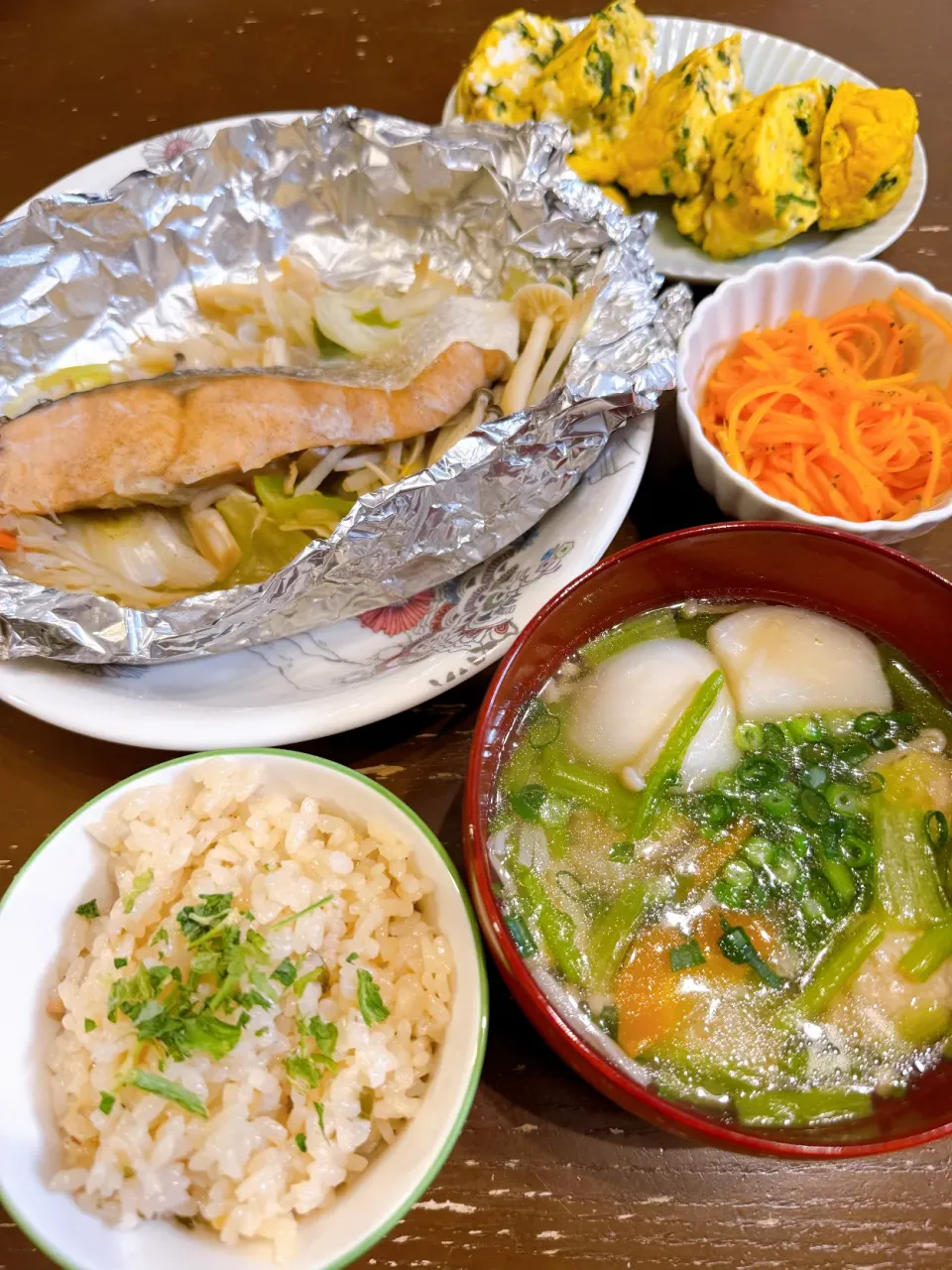 鮭ホイル焼き　鶏団子野菜スープ　キャロットラペ　大葉だし卵　無印たこ飯|らむむさん