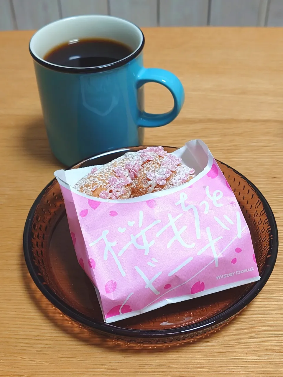 ミスタードーナツの桜もちっとドーナツ（塩あずき）とコーヒー|すーさん