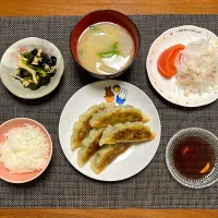 冷凍餃子、えのき・きゅうり・わかめの和え物、新玉ねぎと鶏ハムサラダ＆トマト、お味噌汁(大根、蓮根、スナップエンドウ)|柚子きりかさん