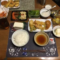 ご飯、揚げ物盛り合わせ(天ぷら、甘海老唐揚げ、コロッケ)、ナムル盛り合わせ、冷奴、野沢菜漬け、沢庵、烏龍茶、手作りアイスクリーム(夕飯)| enarinさん