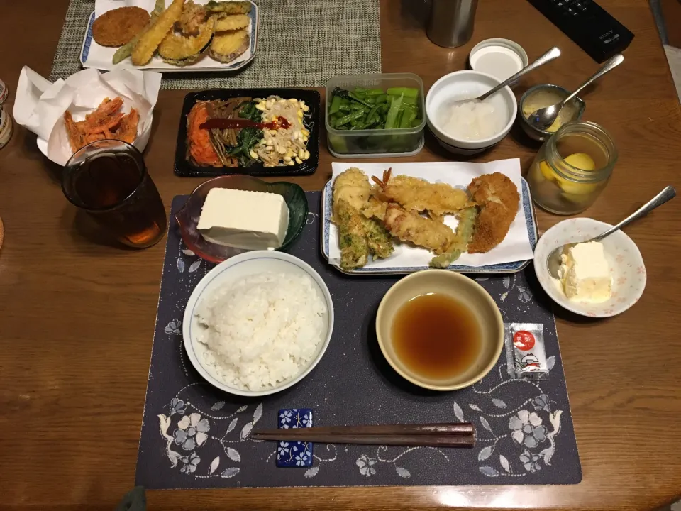 ご飯、揚げ物盛り合わせ(天ぷら、甘海老唐揚げ、コロッケ)、ナムル盛り合わせ、冷奴、野沢菜漬け、沢庵、烏龍茶、手作りアイスクリーム(夕飯)|enarinさん