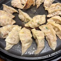ホットプレートで熱々餃子🥟|メグミさん