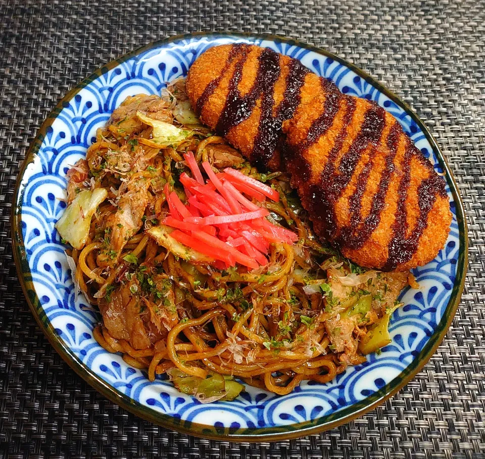 モリモリ焼きそば＆コロッケでムスコの置きランチ|からあげビールさん