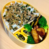 今日のお弁当（豚ニラしょうがそぼろ丼、味付け海苔入り卵焼き、ブロッコリー、かぼちゃとウィンナーのソテー、冷凍コロッケ|momoさん