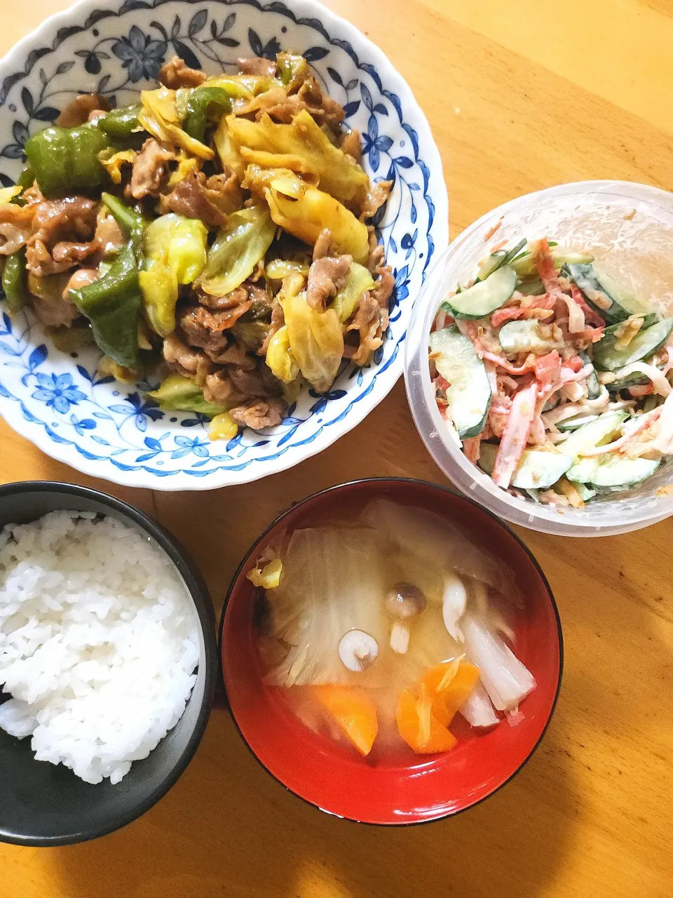 回鍋肉、にんじんとしめじと白菜の味噌汁、きゅうりとカニカマのマヨ和え|さきさん