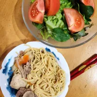 ちゃんこ鍋〆ラーメン、レタスとベビーリーフとトマトのサラダ|さきさん