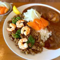 キーマ14(エビピーマン)と大辛チキンのあいがけ🍛🌶️🔥味玉トッピング🥚ピクルスマシマシ🥒|buhizouさん