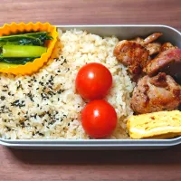 今日の昼ごはんは、自家製のお弁当（麦ごはんにポークソテー、玉子焼き、ミニトマト、やわらか菜漬）|Mars＠釜飯作り研究中さん