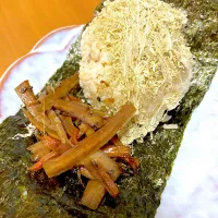 豪快なおにぎり🍙炙った姪浜漁港の焼き海苔に、発芽玄米にとろろ昆布ときんぴらを包んで大きなお口でバクリ‼️|さくたえさん