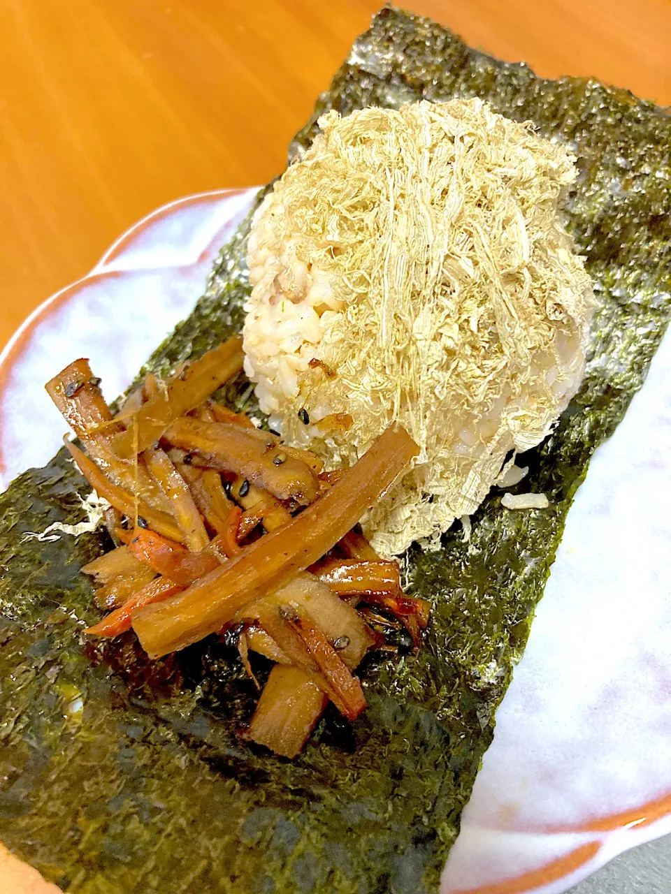 豪快なおにぎり🍙炙った姪浜漁港の焼き海苔に、発芽玄米にとろろ昆布ときんぴらを包んで大きなお口でバクリ‼️|さくたえさん