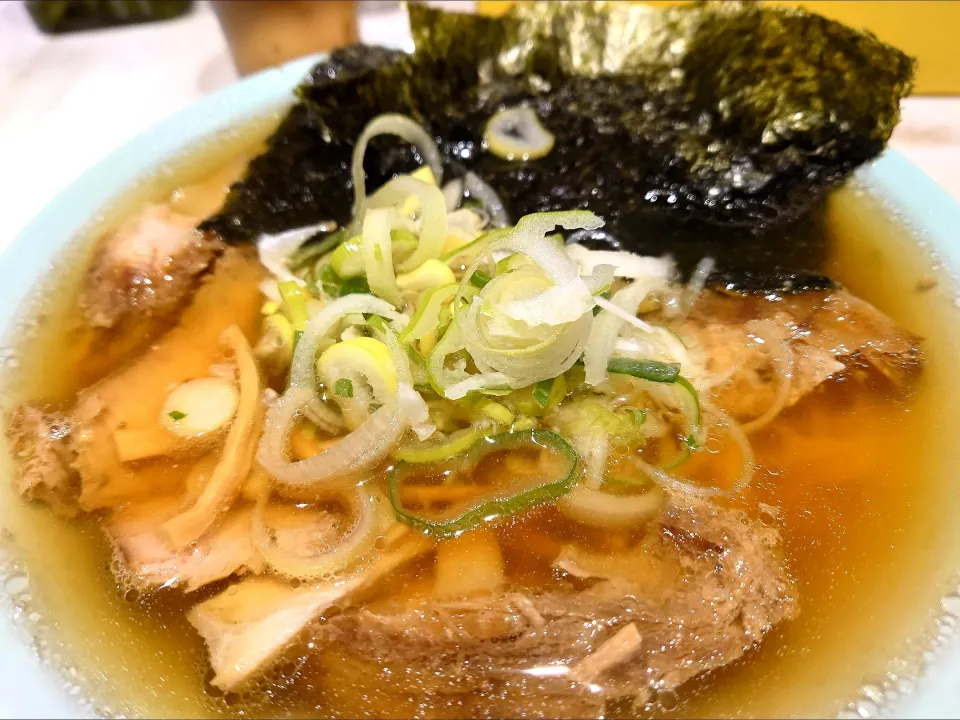【2020年創業】 
【食べログ TOP 5000】
ちえちゃんラーメン
中華そば (油少なめ、900円) 
＋のり (5枚、100円)
＋めし (無料)
＋青がっぱ (卓上、無料)
＠JR神田駅西口30秒
25075
〈醤40塩12噌󠄀9タ3昆5出3F3冷0〉|大脇さん