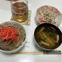 晩御飯☆牛丼☆サラダ（カニカマ・かいわれ・マヨぽん）☆みそ汁（白菜・しめじ・ほうれん草）|Saharaさん