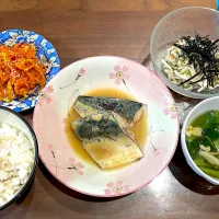 鯖の味噌煮　小松菜としめじの卵スープ　大根ときゅうりのツナマヨサラダ　人参しりしり|おさむん17さん