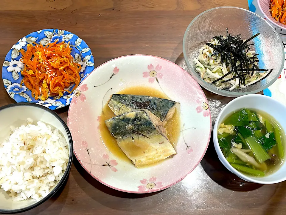 鯖の味噌煮　小松菜としめじの卵スープ　大根ときゅうりのツナマヨサラダ　人参しりしり|おさむん17さん
