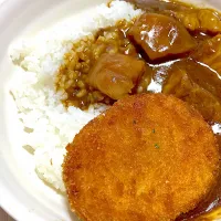 コロッケ角煮カレー、お家焼きあげポテト、キャベツサラダ|Ayaさん