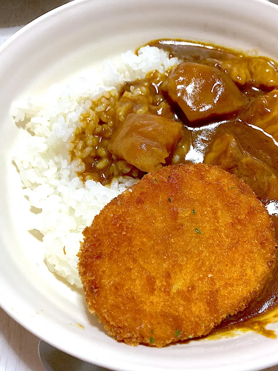 コロッケ+角煮カレー、お家焼きあげポテト、キャベツサラダ|Ayaさん