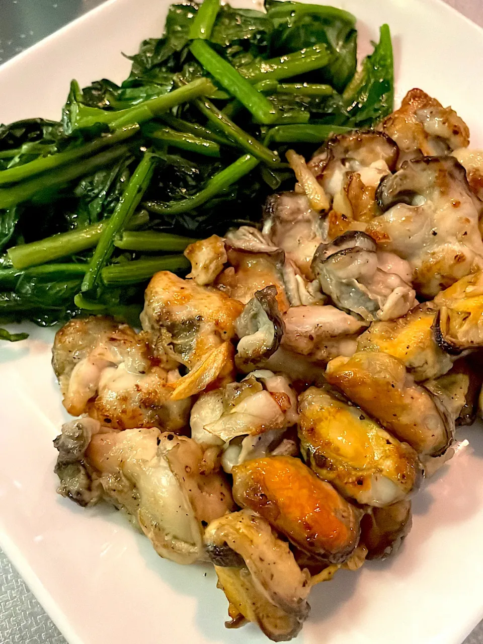 牡蠣とムール貝のガリバタ炒め|abekoさん