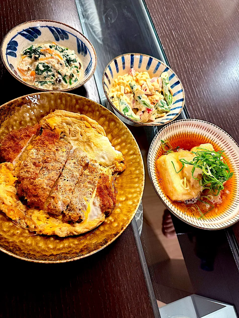 ⚪︎カツ煮　　　　　　　　　　　　　　　　　⚪︎揚げ出し豆腐　　　　　　　　　　　　　　⚪︎スナップエンドウと卵のサラダ　　　　　　⚪︎ほうれん草の白和え|KAOSSANさん